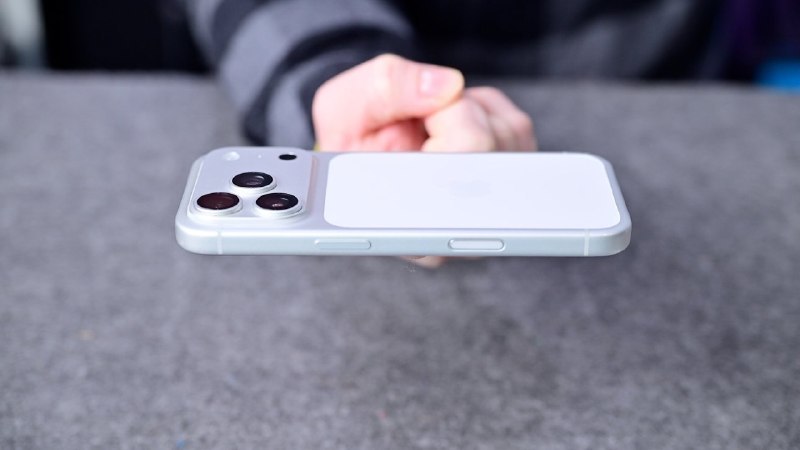 🍏 iPhone 17 Pro Max 获准参与 NASA 载人绕月任务：历经四阶段测试，严防碎片风险美国国家航空航天局（NASA）已批准 iPhone 17 Pro Max 搭载“阿耳忒弥斯 2 号”（Artemis II）执行载人绕月任务，这是该机构首次允许机组人员携带 iPhone 进入太空