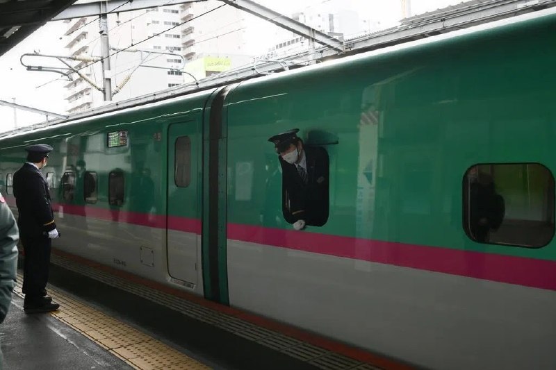 日本40处设施引入AI防自杀系统 已协助挽救两人日本约40个车站和商业设施已引入一套人工智能（AI）系统，通过分析监控摄像头拍下的行为，协助识别可能有跳楼风险的人