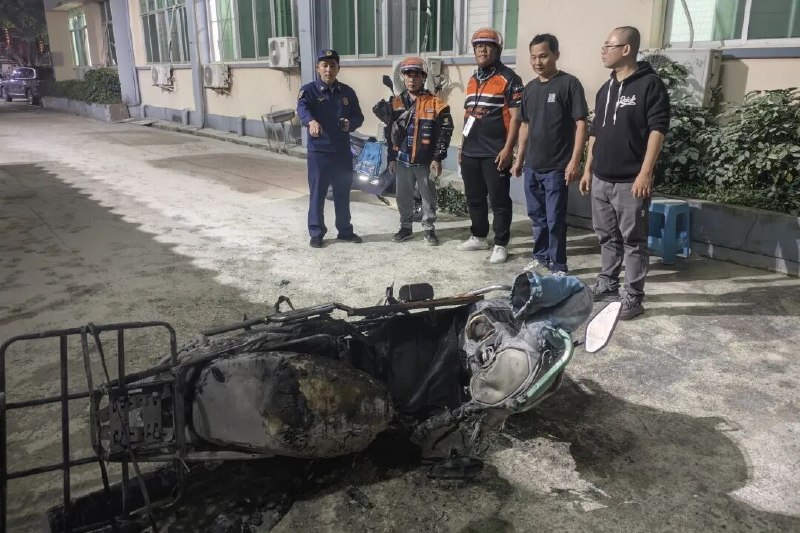 仅3分钟！外卖小哥送餐回来懵了：电动自行车已烧成空架福建莆田发生一起让人揪心的电动车起火事件，一名外卖小哥只是上楼送了个外卖，前后不过三分钟，停在楼下的电动车就突然自燃，等他回来时车子已经烧得只剩铁架