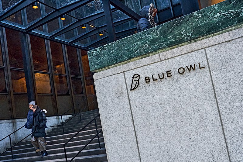 【周刊提前读】全球私募信贷狂奔十余年 风险信号正在显露【本文系数据通用户提前专享】多重信号交织下，在过去十几年规模猛增的全球私募信贷是否会成为下一场金融危机的前兆？2026年2月18日，美国资产管理公司蓝鸮资本（Blue Owl）宣布对旗下一只私募信贷基金实施永久性赎回限制，打破了市场对私募信贷长久以来的美好想象