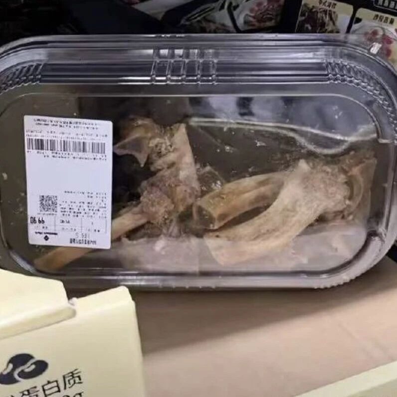 多家山姆货架现熟食残渣和空瓶子等，客服回应via 界面新闻