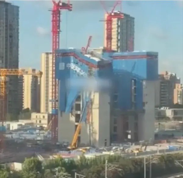 京东在建上海总部大楼疑歪斜 官方通报：主体结构无异常近日，有网友爆料：上海普陀区一工地在建楼宇出现倾斜情况，引发外界关注