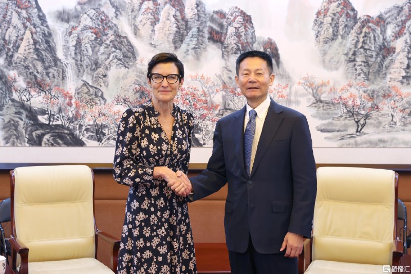 证监会主席吴清会见花旗集团董事会主席兼首席执行官范洁恩双方就全球经济金融形势、中国资本市场对外开放等议题交换了意见据证监会，5月15日，中国证监会主席吴清在京会见了花旗集团董事会主席兼首席执行官范洁恩（Jane Fraser）