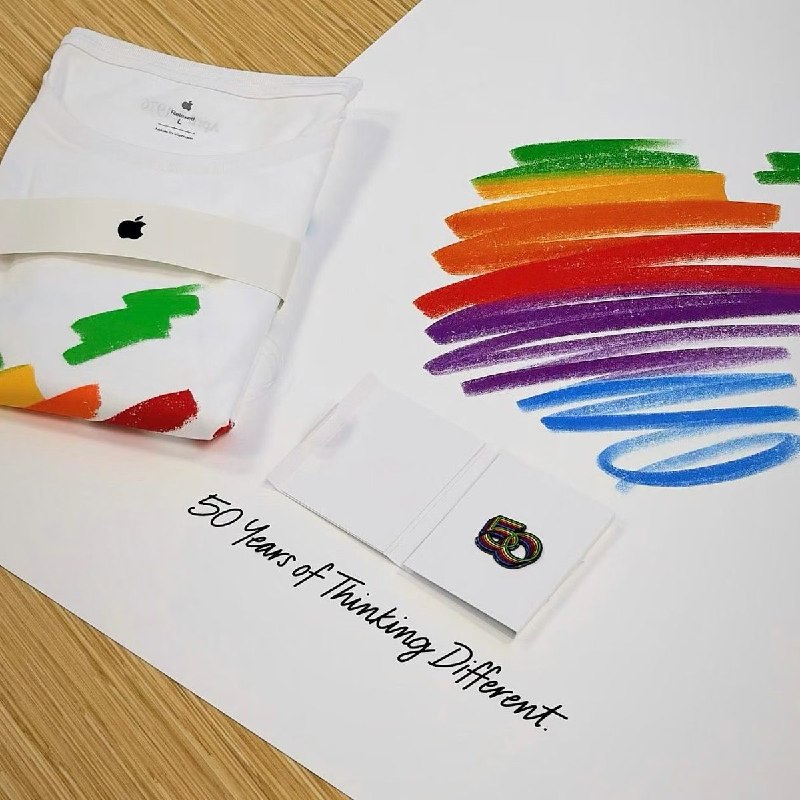 苹果50周年：向员工发放纪念礼品 计划在Apple Park举办收官演唱会在迎来公司成立 50 周年之际，苹果向全球员工发放特别纪念礼品，并宣布将在加州 Apple Park 园区为员工举办一场周年庆压轴演唱会