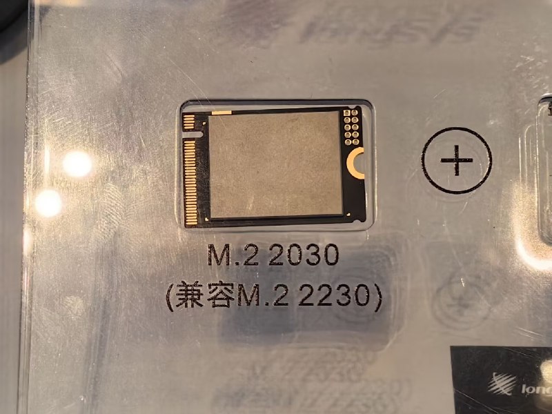 江波龙展示模块化SSD 2230秒变2280在今天的闪存市场峰会上，江波龙展示了一套极具创意的PCIe5.0存储方案，通过mSSD+散热拓展卡的化设计，兼顾小型化设计与散热性能
