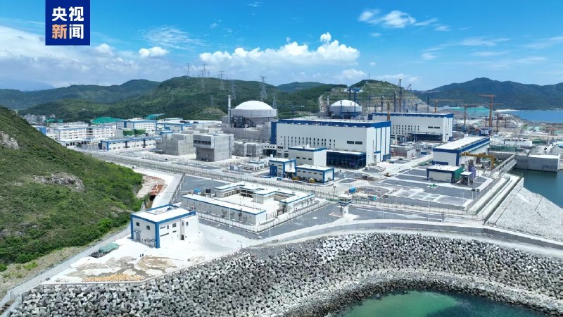 大湾区首台华龙一号核电机组投产发电 年发电量超90亿度据央视新闻报道，今日粤港澳大湾区首台“华龙一号”核电机组——中广核广东太平岭核电项目1号机组投产发电，正式具备商业运行条件