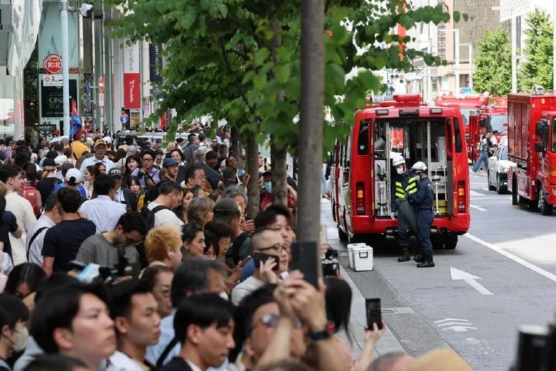 男子在东京银座喷洒不明物质 多人不适一人送院据报道，一名男子星期一（5月25日）在东京银座购物区的一家商业设施附近喷洒不明物质，导致至少一人被送往医院，约20人感到身体不适