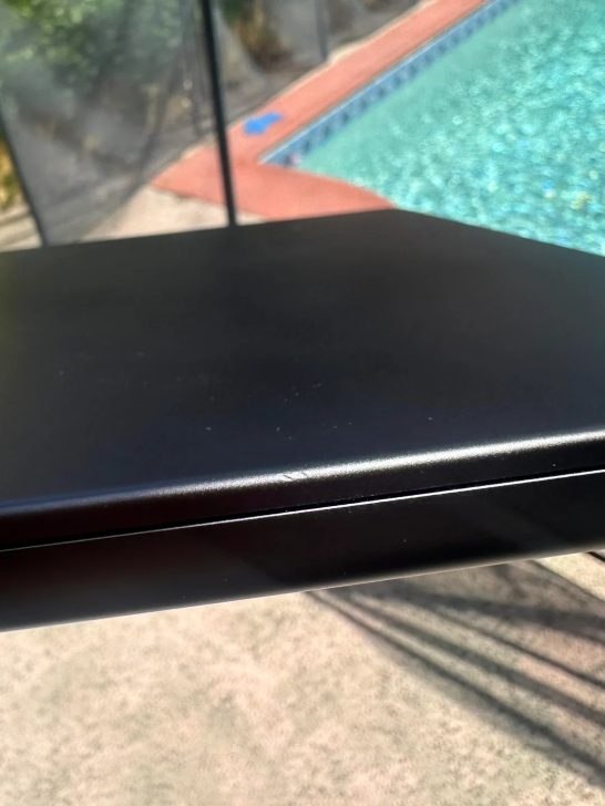 MacBook Pro摔下4米再滚25级台阶 仅轻微刮花Reddit用户No_Criticism_7596分享了一组照片，他的MacBook Pro从背包中飞出约13英尺（约3.9米），随后沿25级台阶滚落，落地后仅出现轻微刮花和磕碰