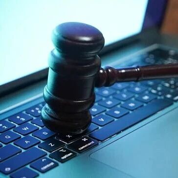 13人“斗狠”被拘，直播间绝不能沦为流量与底线的角斗场via 界面新闻