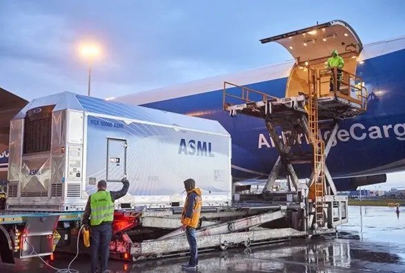 ASML首席执行官：欧盟委员会不应主导“战略项目”欧洲顶尖科技企业阿斯麦（ASML）首席执行官克里斯托弗·富凯（Christopher Fouquet）表示，他欢迎欧盟委员会本周为提升欧洲科技主权提出的大部分建议，但对委员会计划介入引导或监督享受国家援助的“战略项目”表示谨慎态度