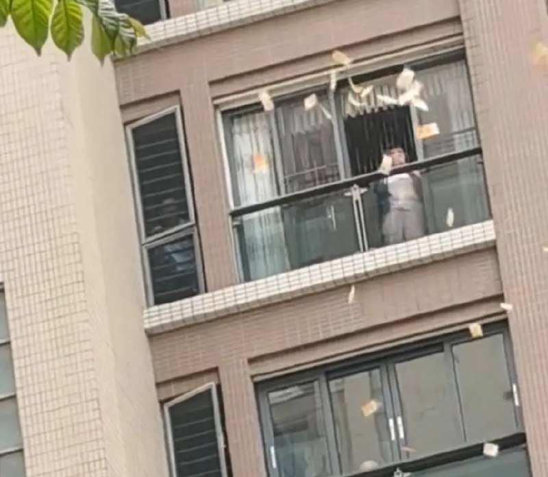 小区有人高空狂撒百万港币 路人争抢 警方呼吁要上交今日，广东汕头市一小区发生高空抛撒现金事件，大量港币从楼栋高处飘落，引发周边居民及路人聚集争抢