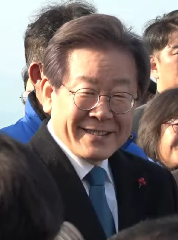 三星电子劳资谈判破裂后 韩国总统李在明称工会行动须有适当限度韩国总统李在明在内阁会议上呼吁，对集体劳工行动设定“适当的界限”，此时正值政府斡旋的三星电子与工会谈判破裂，导致罢工风险上升