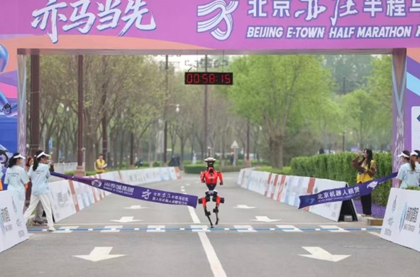 人形机器人开始上保险 既保机器又保人日前，在2026北京亦庄半程马拉松暨人形机器人半程马拉松赛事中，多款人形机器人亮相，吸引了大量关注