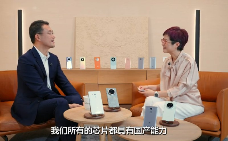 明年华为所有手机标配麒麟处理器、原生鸿蒙华为终端BG CEO何刚日前接受张泉灵访谈时表示，明年华为所有的新机，都会用原生鸿蒙来发货