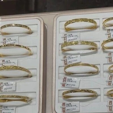 金饰克价一夜跌超30元via 界面新闻