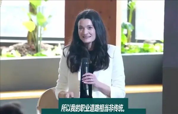 黄仁勋女儿黄敏珊：我爸一句话让我去学了厨师 如今回到英伟达年薪百万美元前不久，在韩国首尔国立大学举办的Leadership for the Age of AI: Women's Voices活动中，NVIDIA Omniverse和机器人产品营销高级总监Madison Hwang（黄敏珊，黄仁勋的女儿）发表演讲时指出AI时代不需要“直线人生”，并透露自己的职业道路相当非传统，在加入英伟达之前，其实接受过正规的厨师培训