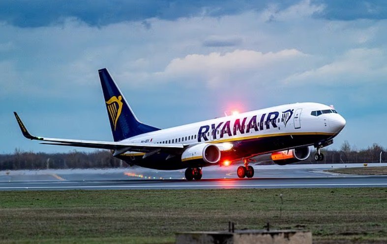 瑞安航空强制收取“亲子同座费”遭英国监管机构调查英国廉价航空公司瑞安航空（Ryanair）因向家长收取与子女同座的强制性费用，正受到英国竞争与市场管理局（CMA）的正式调查