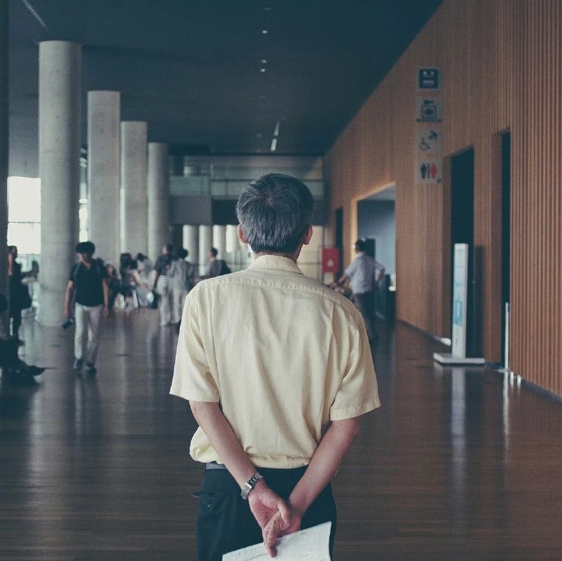 "前辈，请让道"，强制教授退休能解决青年学者的就业难吗？via 知识分子