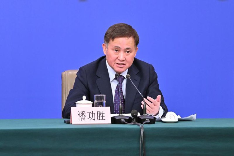 潘功胜：密切关注评估外部冲击影响 及时弱化阻断风险传染目前人民币对美元双边汇率水平处于这些年来的中值区间；特定情景下，央行会使用宏观审慎管理工具校正市场的“羊群效应”和负向的自我强化3月6日，十四届全国人大四次会议在北京梅地亚中心新闻发布厅举行记者会