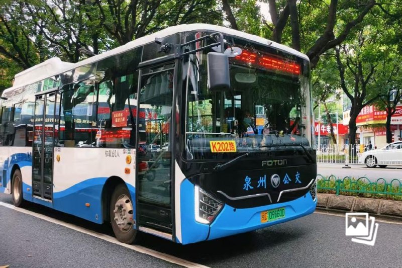 坐着轮椅看世界：在泉州乘公交车｜纪行泉州用那条小小的公交坡道，填平了出行的沟壑