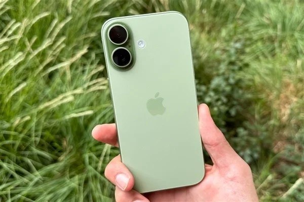 苹果也扛不住存储涨价 iPhone 18标配12GB内存但屏幕缩水全球存储涨价不只是国产厂商会受到冲击，连定价极高的苹果也扛不住了