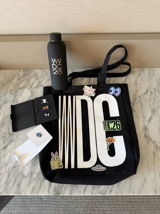 经典苹果macOS小访达图标形象成为WWDC 2026周边纪念品标识有用户在社交平台X上晒出了本届苹果全球开发者大会（WWDC）的参会礼包照片，其中一枚珐琅徽章采用了经典Mac系统里访达的迷你卡通形象