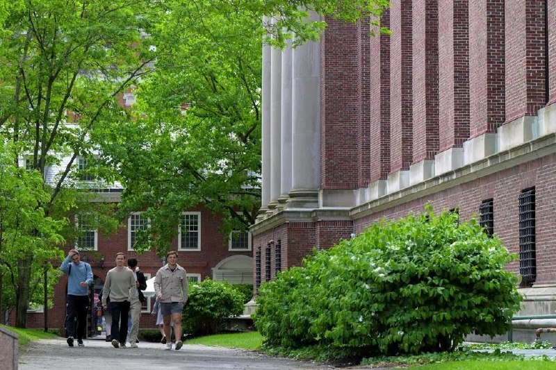 哈佛遏制“成绩膨胀” 限20%学生拿A哈佛大学教职员工投票通过决议，要求教师最多给20%的学生打出A的成绩