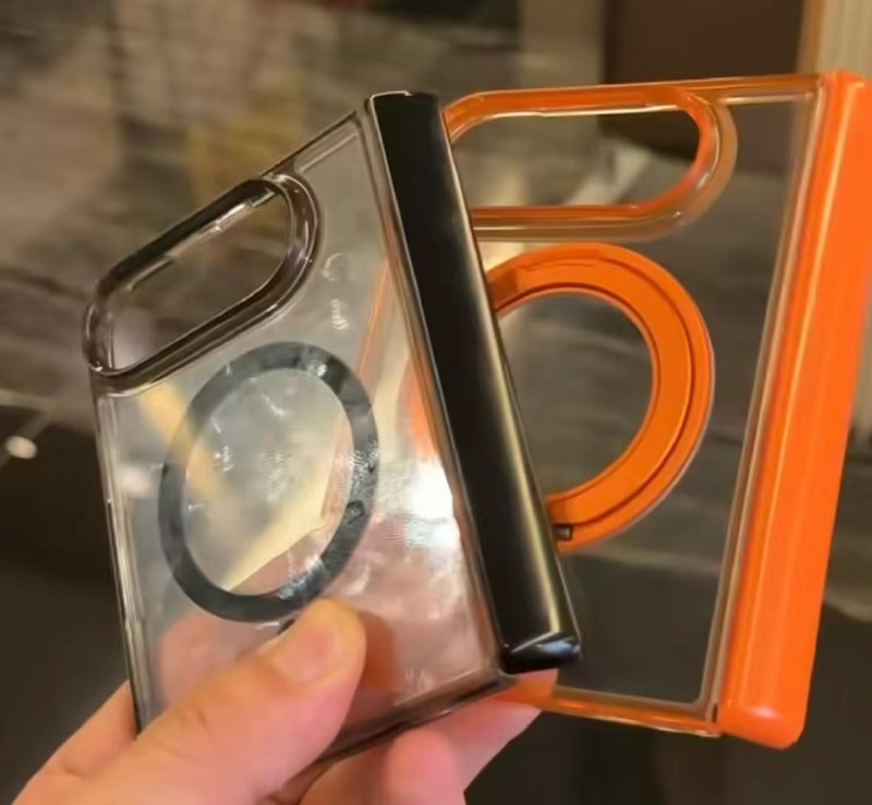 苹果首款折叠 iPhone 手机壳曝光，显示支持 MagSafe 磁吸Majin Bu 于 4 月 19 日在 X 平台发布推文，分享了苹果首款折叠 iPhone（上市后预估叫 iPhone Fold 或 iPhone Ultra）的手机壳照片，显示该设备支持 MagSafe 磁吸功能