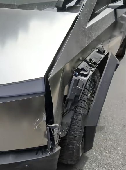 特斯拉Cybertruck国内首撞 真是一点车漆都没掉有网友发布视频显示，近日，四川绵阳，一辆特斯拉Cybertruck皮卡和一辆轿车发生碰撞事故