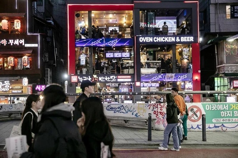 抗通胀减开支 韩国人流行与陌生人分摊日常消费在超市分摊日用品、在平台上凑单点外卖，面对生活费激增，韩国单身族近来兴起与陌生人合伙购物