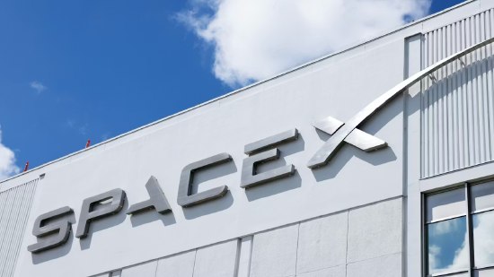 马斯克传记作者艾萨克森：特斯拉与SpaceX终将合并马斯克传记作者沃尔特·艾萨克森（Walter Isaacson）近日明确表示，他坚信特斯拉（Tesla）与SpaceX最终会走向合并