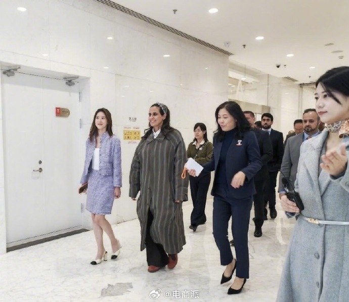 卡塔尔公主到访京东美术馆 章泽天与京东CEO许冉陪同近日，全球艺术界重量级人物 —— 卡塔尔玛雅莎公主到访京东美术馆，开启一场高端文化艺术交流之行，引发业内广泛关注