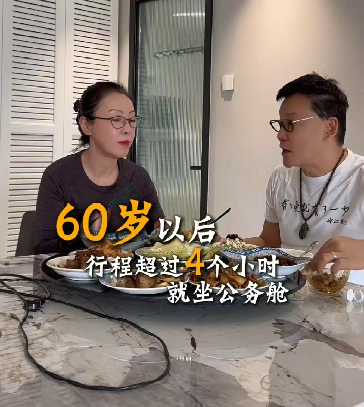 李国庆晒生活日常：夫妇两人常吃剩菜 行程不超4小时都坐经济舱近日，李国庆夫妇两人从柬埔寨旅行回来，两人的一段对话引发网友热议