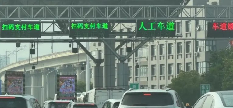 货车司机用锡纸包裹ETC偷逃过路费 36次逃费5万余元 因诈骗罪获刑货车司机石某为节省通行成本，耍小聪明用锡纸包裹ETC设备屏蔽信号，恶意偷逃高速公路通行费，累计金额高达5万余元