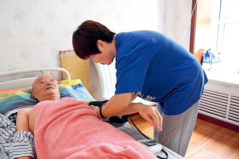 【周刊提前读】个人养老储备缺口大 缺的却不仅仅是资金【本文系数据通用户提前专享】普通人养老储备普遍不足，空缺如何填补？2022年8月19日，宁夏银川，助浴服务人员为一名瘫痪在床的失能老人洗澡前，先为老人测量血压