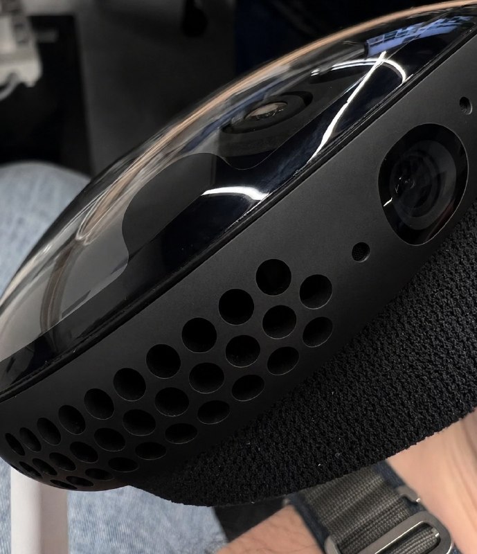 黑色版Apple Vision Pro传闻再起 更多照片流出近日，外界围绕黑色配色 Apple Vision Pro 的传闻再次升温
