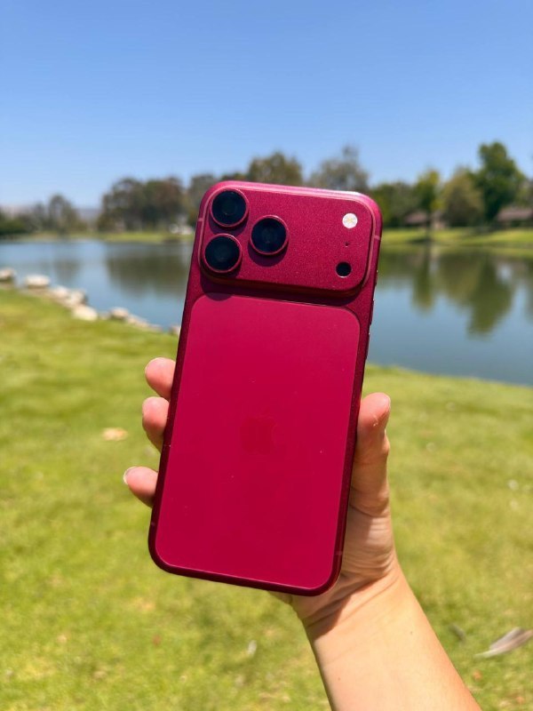 苹果 iPhone 18 Pro 系列主打色可能是“深樱桃”，整体偏深酒红，风格更沉稳商务，预计接替 iPhone 17 Pro 的星宇橙