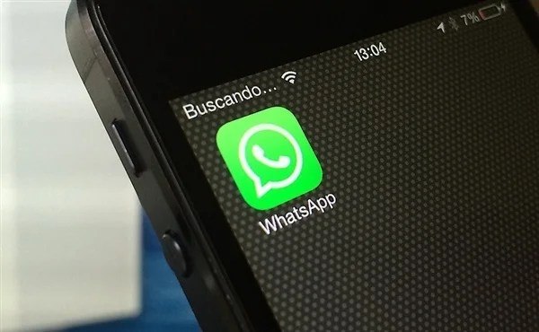 欧盟命令Meta向竞争性AI聊天机器人免费开放WhatsApp访问权欧盟反垄断监管机构周二发布临时命令，要求美国科技巨头Meta Platforms在调查期间向竞争对手的人工智能聊天机器人免费开放WhatsApp接入权限，以审查该公司是否通过封锁竞争者滥用市场支配地位