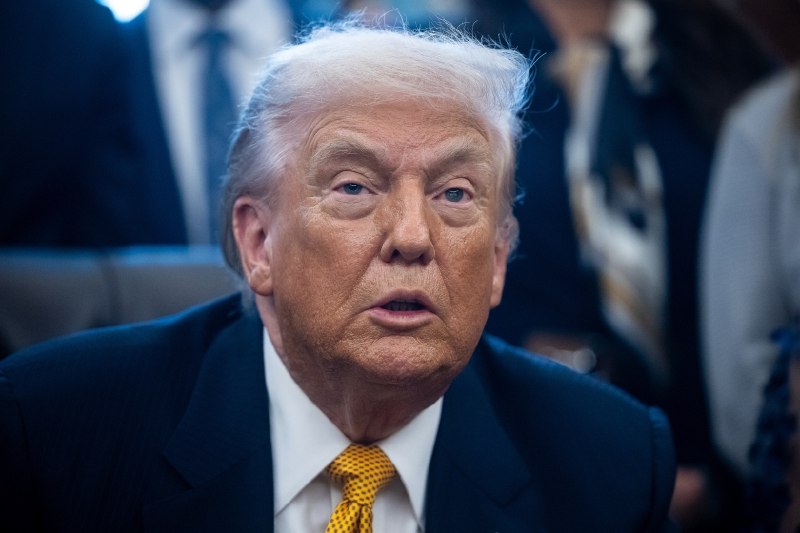 【市场动态】伊朗战火燃遍波斯湾 特朗普要亲自参与挑选哈梅内伊继任者周四晚间伊朗向海湾地区发动新一轮导弹和无人机袭击，据报阿联酋、巴林、卡塔尔和科威特均遭打击资料图：特朗普