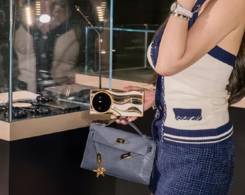 追觅 Aurora Lux 系列手机展示：29 种奢华设计科技媒体 The Verge 于 5 月 7 日发布博文，报道称追觅于 4 月 27 日至 30 日，在旧金山举办为期 4 天的 Dreame Next 2026 发布活动，现场展示了模块化手机、镶金镶宝石手机、智能戒指、智能眼镜、手表、带机械臂冰箱、洗衣机器人、带机械臂电视，以及概念电动车
