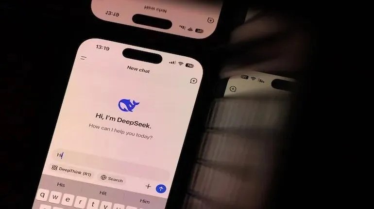DeepSeek寻求以逾100亿美元估值融资据The Information援引两名知情人士报道，DeepSeek正洽谈以至少100亿美元估值融资至少3亿美元