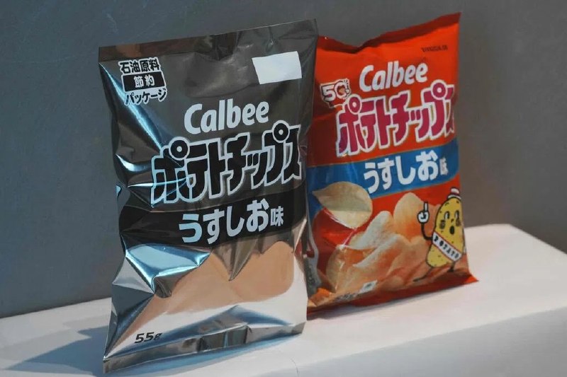 中东战争致油墨短缺 日本薯片包装黯然“失色”中东冲突导致的航运中断持续波及全球市场，日本薯片品牌卡乐比（Calbee）就因印刷油墨短缺，不得不把标志性的鲜艳包装改成单调的黑白色