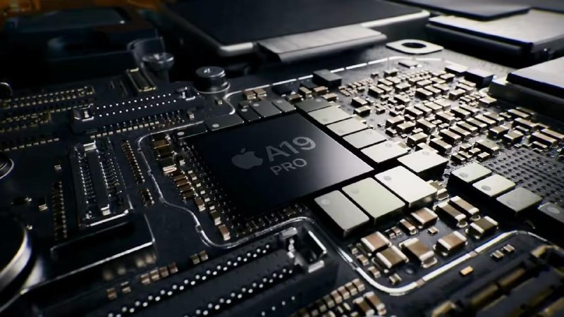 外媒概览 iPhone / iPad 全球供应链，苹果主力组装线迁回美国不现实科技媒体 Appleinsider发文称，苹果 iPhone / iPad 高度依赖遍布北美、欧洲和亚洲的全球供应链，从芯片、存储、屏幕到组装都由多家跨国供应商协作完成，因此将主力组装线整体迁回美国在现实条件下不可行