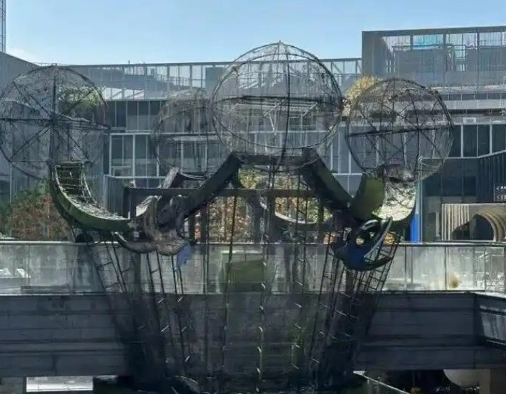 苏州一商场突发火情 系泡泡玛特MOLLY皇冠装置失火今日，IP地址为江苏的网友在社交平台发视频称苏州万象天地一设立在高处露天走廊上的绿色装饰物发生火情