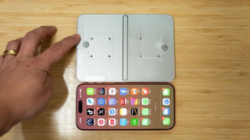 ▎iPhone UltraiPhone Ultra 又有最新的爆料图了，可以看到模具整体展开以后大小和iPad mini尺寸的OLED屏幕差不多，而长度和 iPhone 17 Pro Max 差不多同时一并爆料的还有iPhone 18 Pro和iPhone 18 Pro Max 的模具来自Yurydev🗒 标签: #新闻📢 频道: @me888888888888🎈 群组: @imbbbbbbbbbbb🪬 合作&推广：@imbbbbb_bot@imbbbbbbbb☝️消息怕错过？请收藏频道并开启推送！☝️via 小声逼逼 - Telegram Channel▎iPhone UltraiPhone Ultra 又有最新的爆料图了，可以看到模具整体展开以后大小和iPad mini尺寸的OLED屏幕差不多，而长度和 iPhone 17 Pro Max 差不多同时一并爆料的还有iPhone 18 Pro和iPhone 18 Pro Max 的模具来自Yurydev🗒 标签: #新闻📢 频道: @me888888888888🎈 群组: @imbbbbbbbbbbb🪬 合作&推广：@imbbbbb_bot@imbbbbbbbb☝️消息怕错过？请收藏频道并开启推送！☝️via 小声逼逼 - Telegram Channel