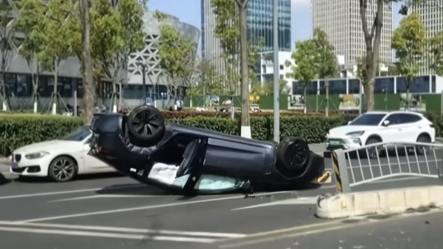 男子试乘特斯拉被销售开翻车受伤 索赔8千元精神抚慰费被拒近日，成都市民吴先生在特斯拉门店试乘时，因销售人员操作失误引发车祸，车辆翻车致其受伤