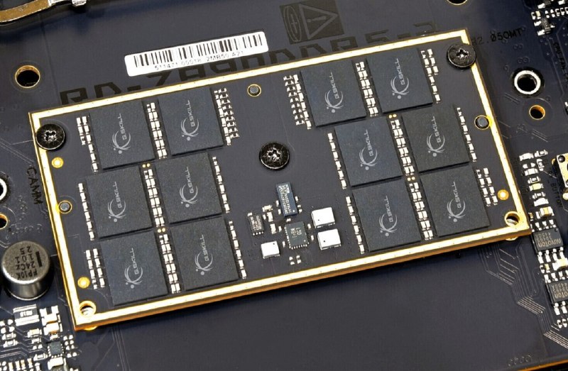 DDR6产品开发已启动 目标2028年实现商业化出货去年有报道称，包括三星、SK海力士和美光在内的DRAM制造商早已启动了DDR6的开发工作，专注于芯片设计、控制器验证和封装模块集成
