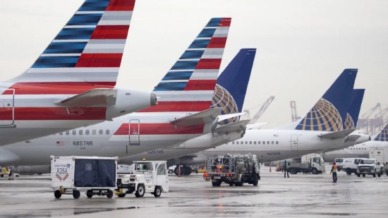 美国航空否决与美联航巨额合并计划 盘前股价下跌3%周一盘前交易时段，美国航空股价走低，此前该公司于上周末否决了与美联航开展巨额合并的谈判提议