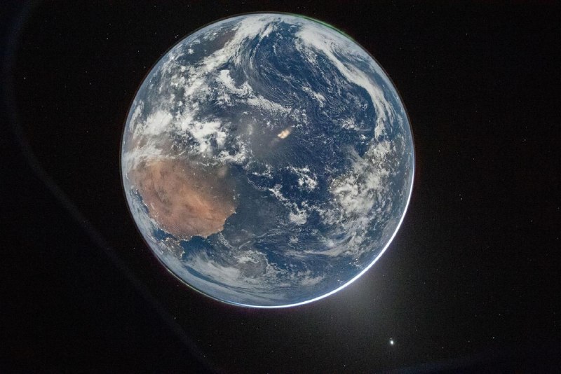 苹果公司重点展示了NASA登月任务期间用iPhone拍摄的照片美国太空总署（NASA）“阿耳忒弥斯 II”载人绕月任务期间，搭载在“猎户座”（Orion）飞船上的宇航员使用 iPhone 17 Pro Max 拍摄了多张以地球为背景的宇航员自拍照，引发广泛关注