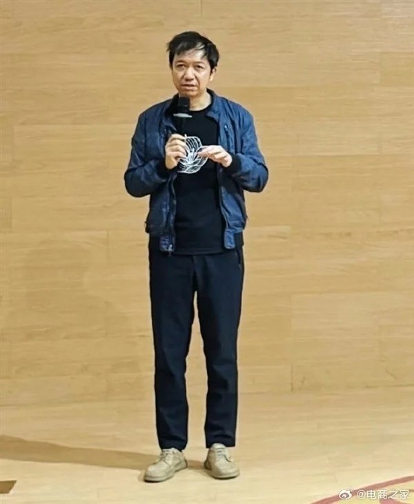 飞书CEO谢欣罕见露面 造型随意满脸疲惫 网友调侃班味拉满近期，飞书 CEO 谢欣现身北京大学专题分享会，现场曝光的照片意外登上社交平台热议榜单，本人略显疲惫的状态，被大批网友调侃 “班味太重”，相关话题发酵出圈